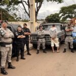 Imagem policiais e um homem de costas preso