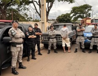 Imagem policiais e um homem de costas preso
