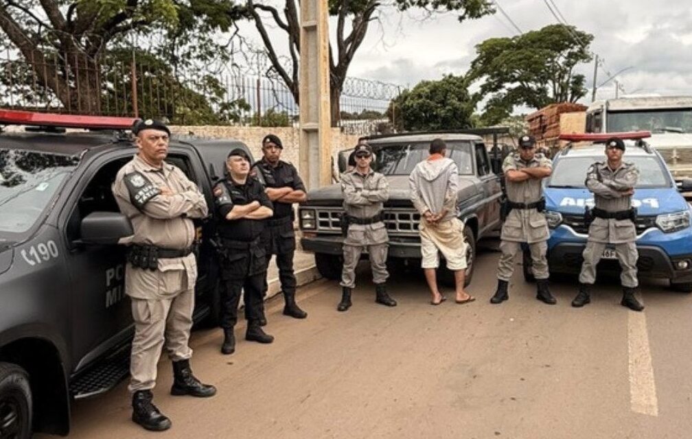 Imagem policiais e um homem de costas preso