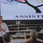 Imagem homem falando ao microfone