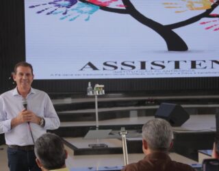 Imagem homem falando ao microfone