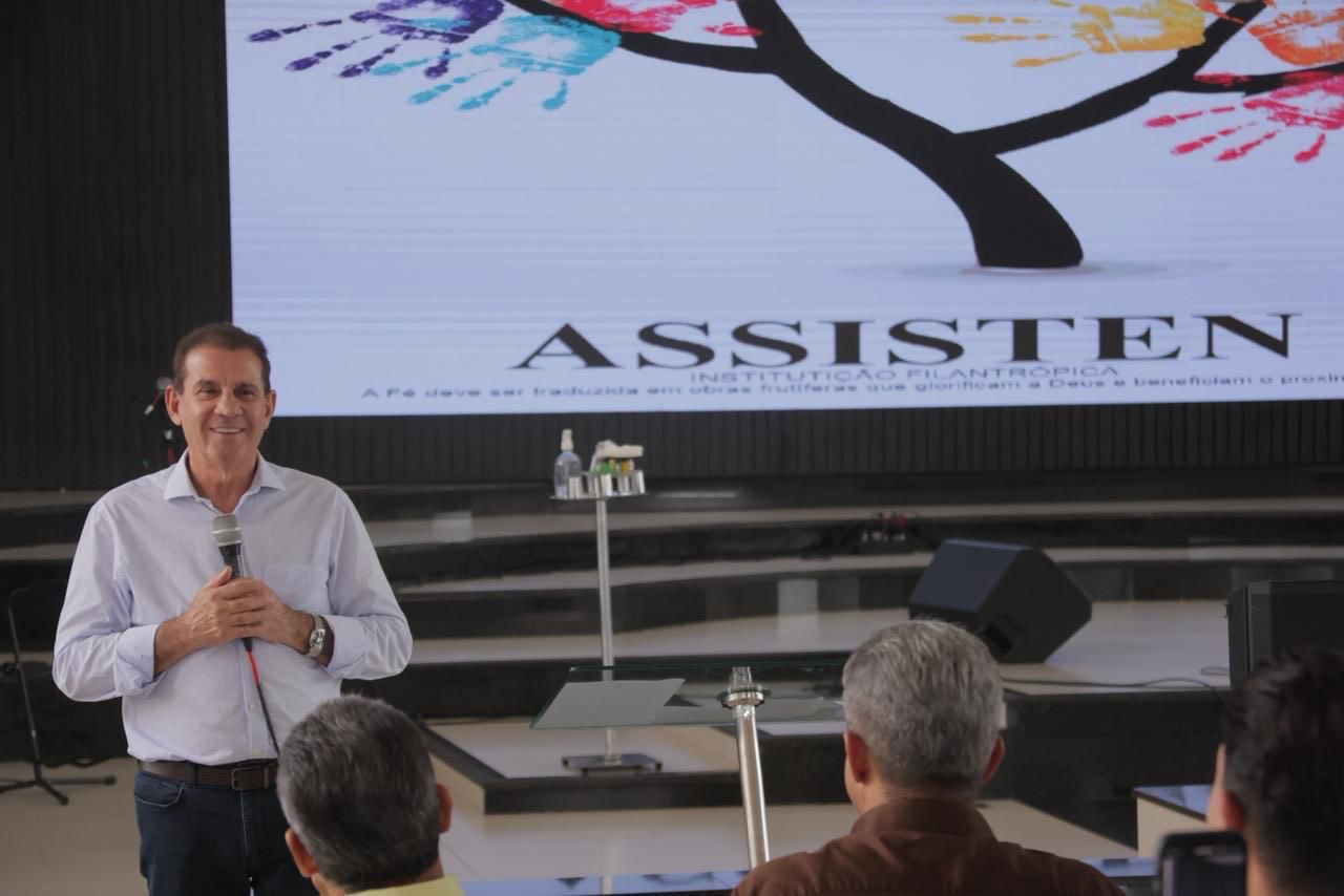 Imagem homem falando ao microfone