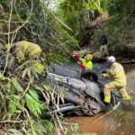 Imagem bombeiros veiculo tombado