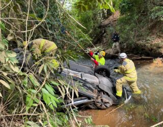 Imagem bombeiros veiculo tombado