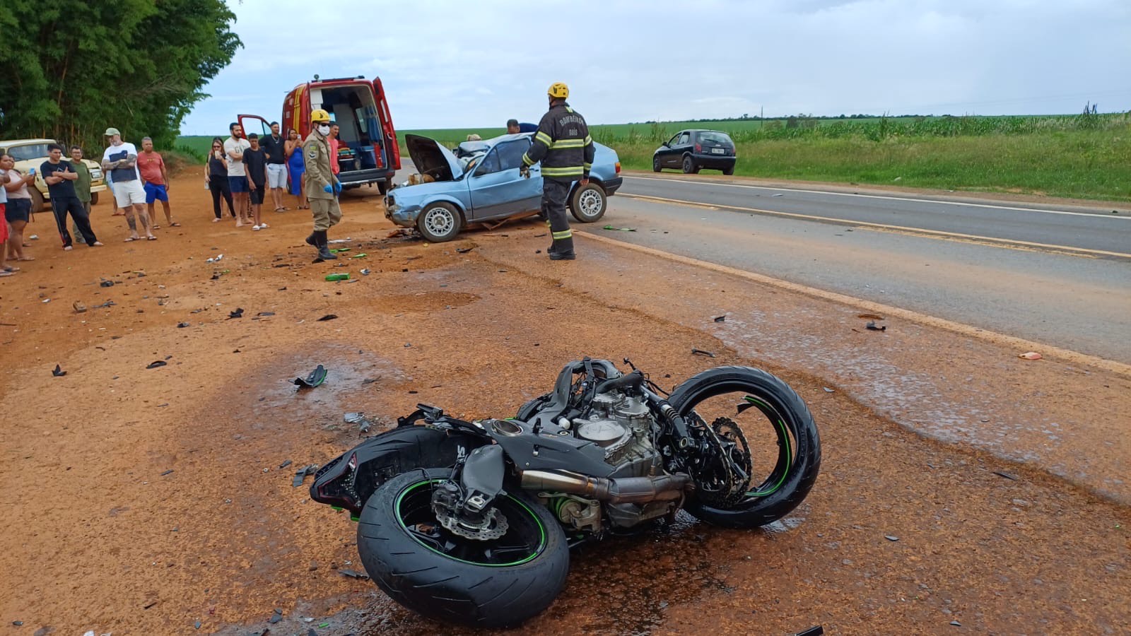 Imagem acidente carro e moto