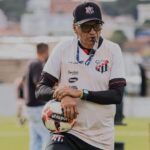 Imagem homem de boné com apito na boca