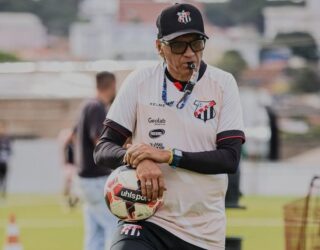 Imagem homem de boné com apito na boca