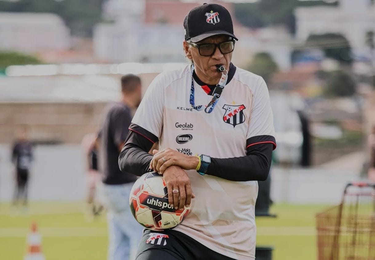 Imagem homem de boné com apito na boca