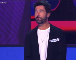 Imagem homem de terno e camisa branca