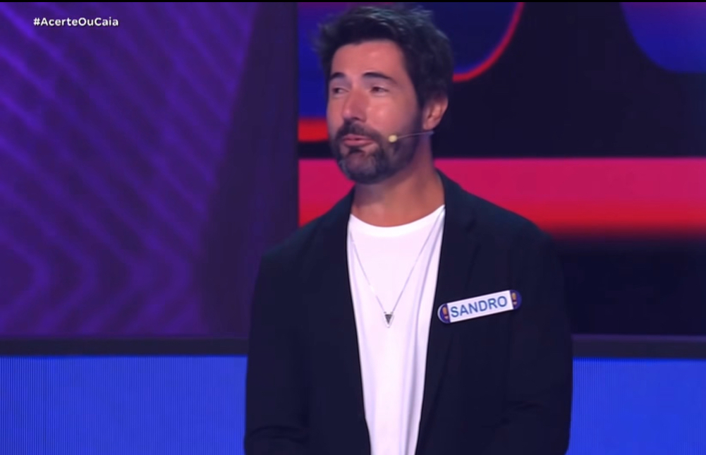 Imagem homem de terno e camisa branca