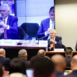 Imagem homem de termo dedo erguido