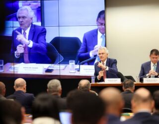 Imagem homem de termo dedo erguido