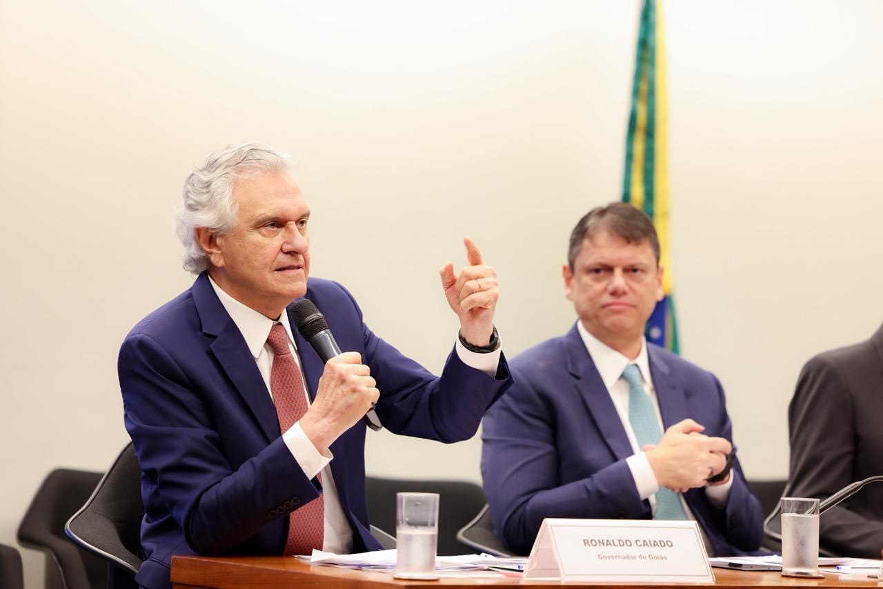 Imagem dois homens de terno