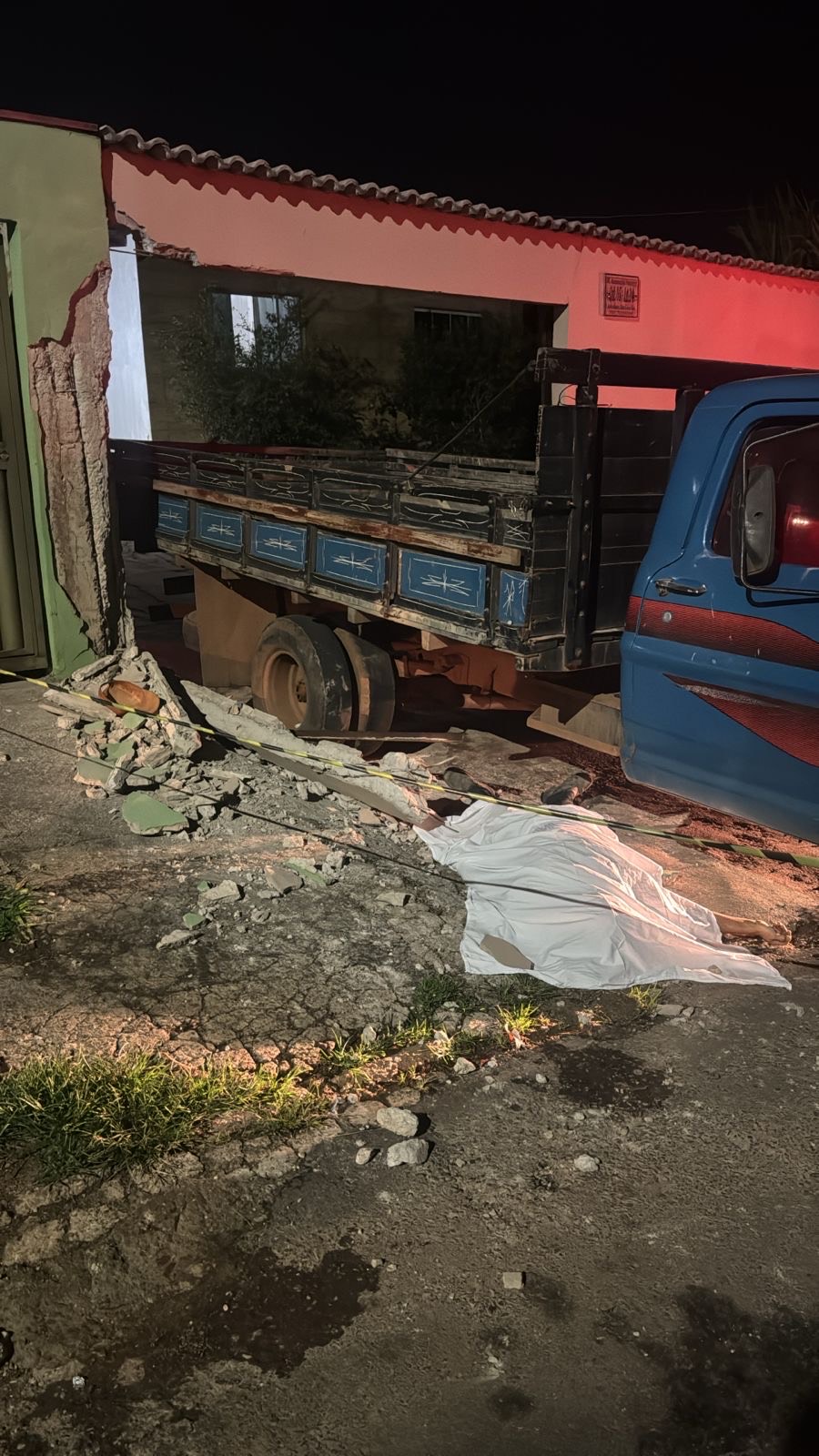 Imagem veiculo invadindo garagem e muro caido