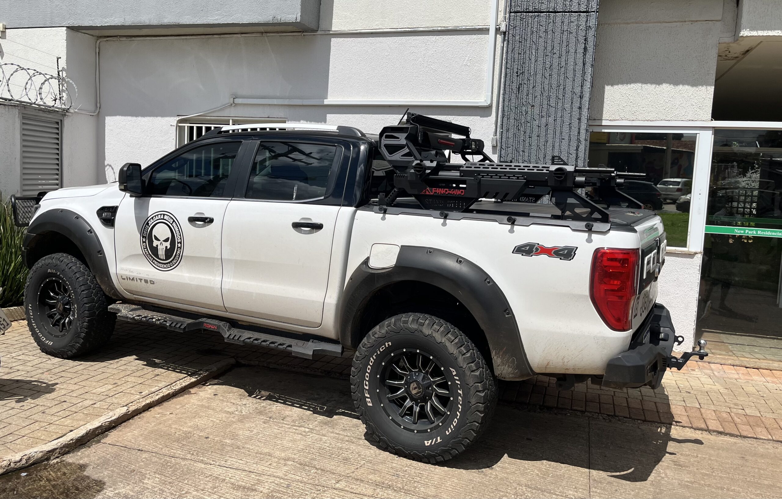 Imagem camionete branca customizada