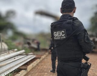 Imagem policial civil ao fundo carga de ferro