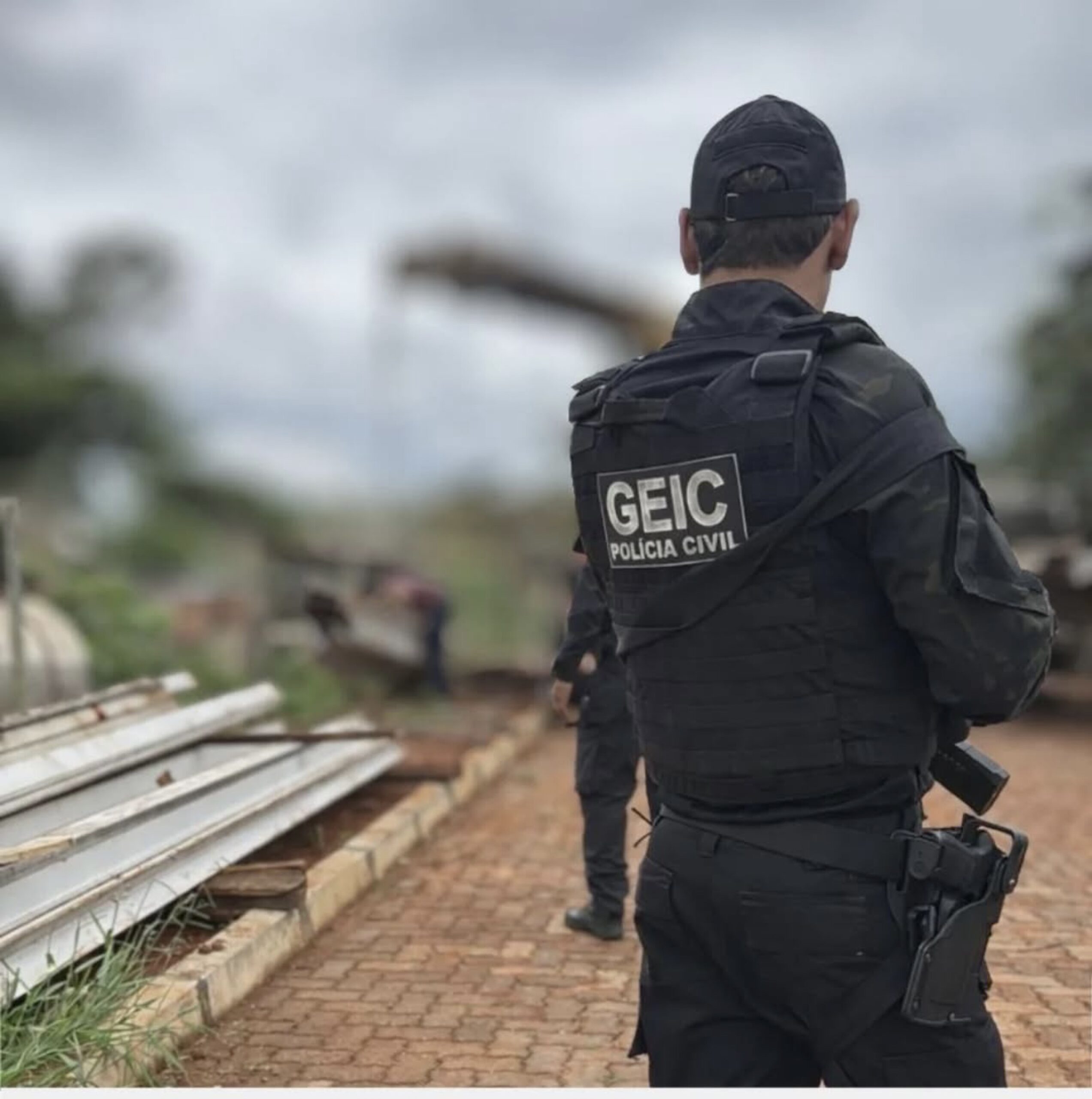 Imagem policial civil ao fundo carga de ferro