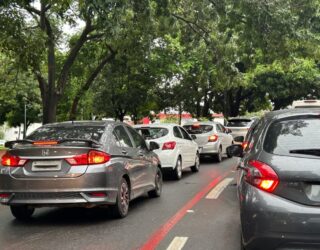 Imagem carros na rua no trânsito