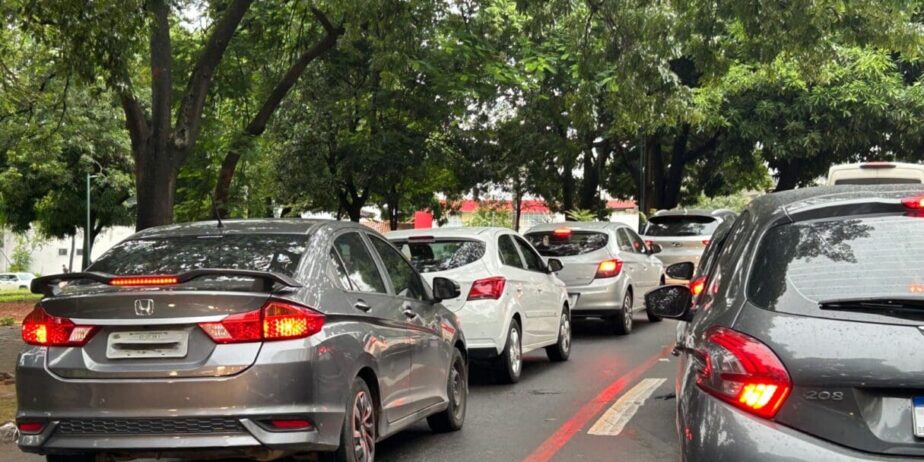 Imagem carros na rua no trânsito