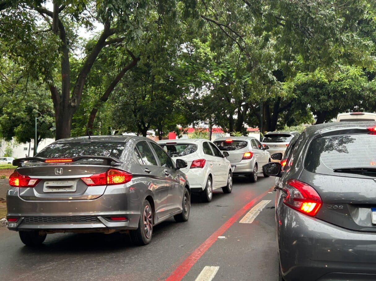 Imagem carros na rua no trânsito