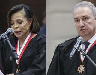 Imagem mulher e homem de toga preta ao microfone