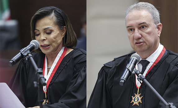 Imagem mulher e homem de toga preta ao microfone