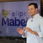 Imagem homem gesticulando as mãos de camisa branca