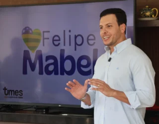 Imagem homem gesticulando as mãos de camisa branca