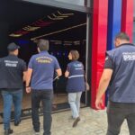 Imagem pessoas de colete entrada em uma estabelecimento