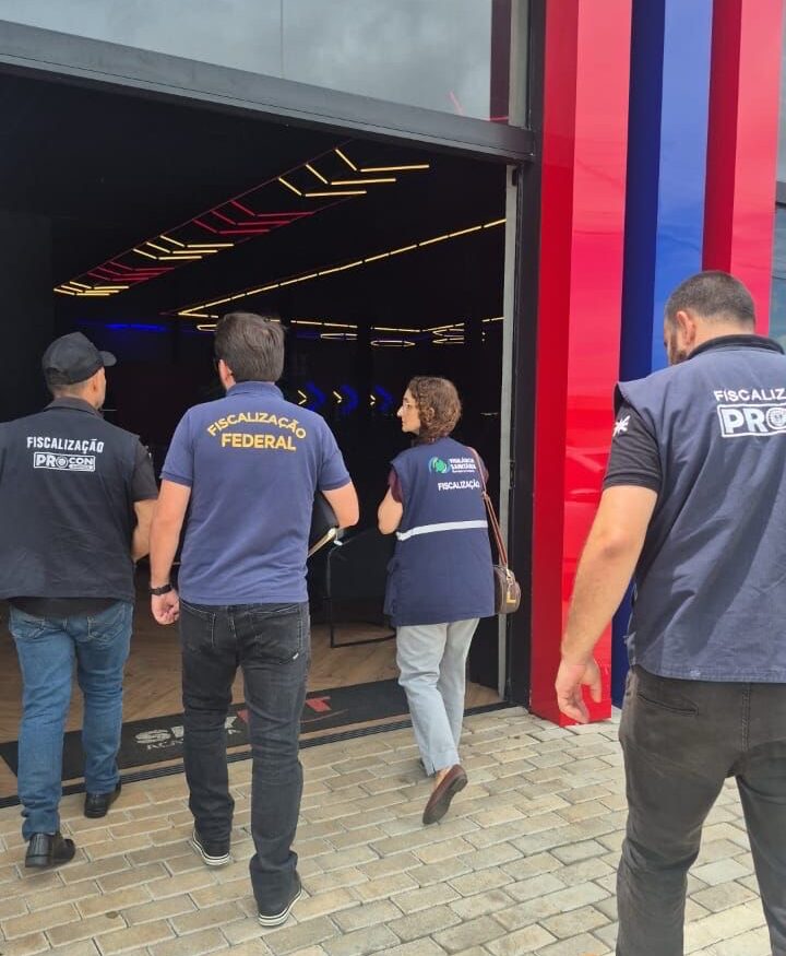 Imagem pessoas de colete entrada em uma estabelecimento