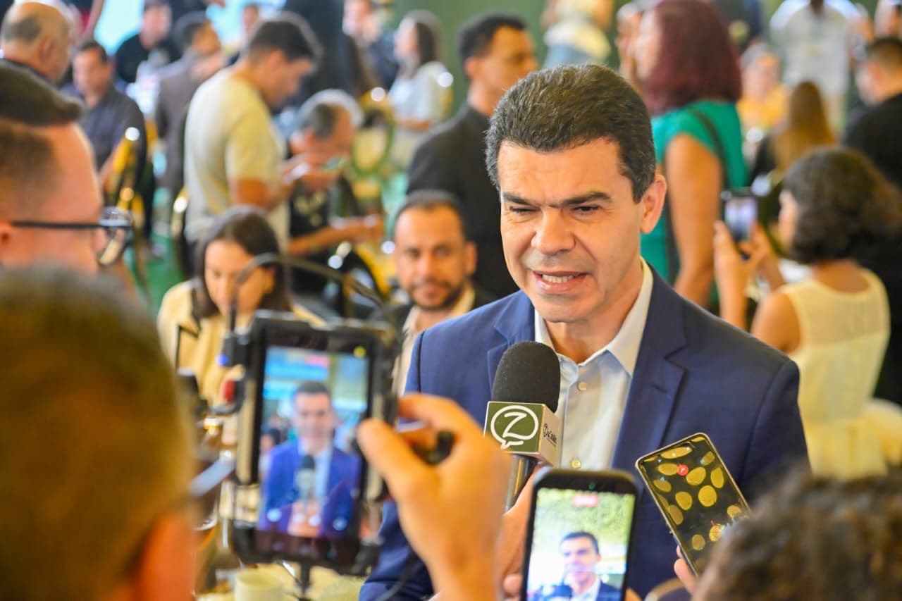 Imagem homem de terno falando em coletiva de imprensa