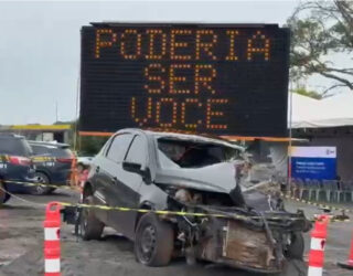 Imagem veiculo com a frente destruída