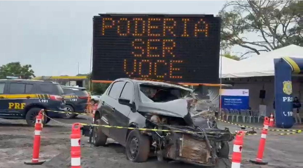 Imagem veiculo com a frente destruída