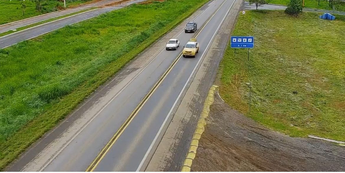 Imagem veiculo sendo ultrapassado na rodovia