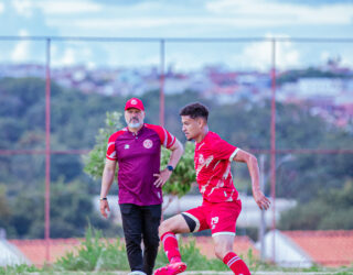Imagem jogador de futebol ao fundo o treinador