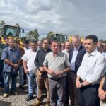 Imagem homens reunidos