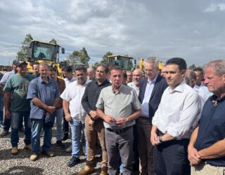 Imagem homens reunidos