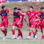 Imagem jogares com camisa vermelha em campo