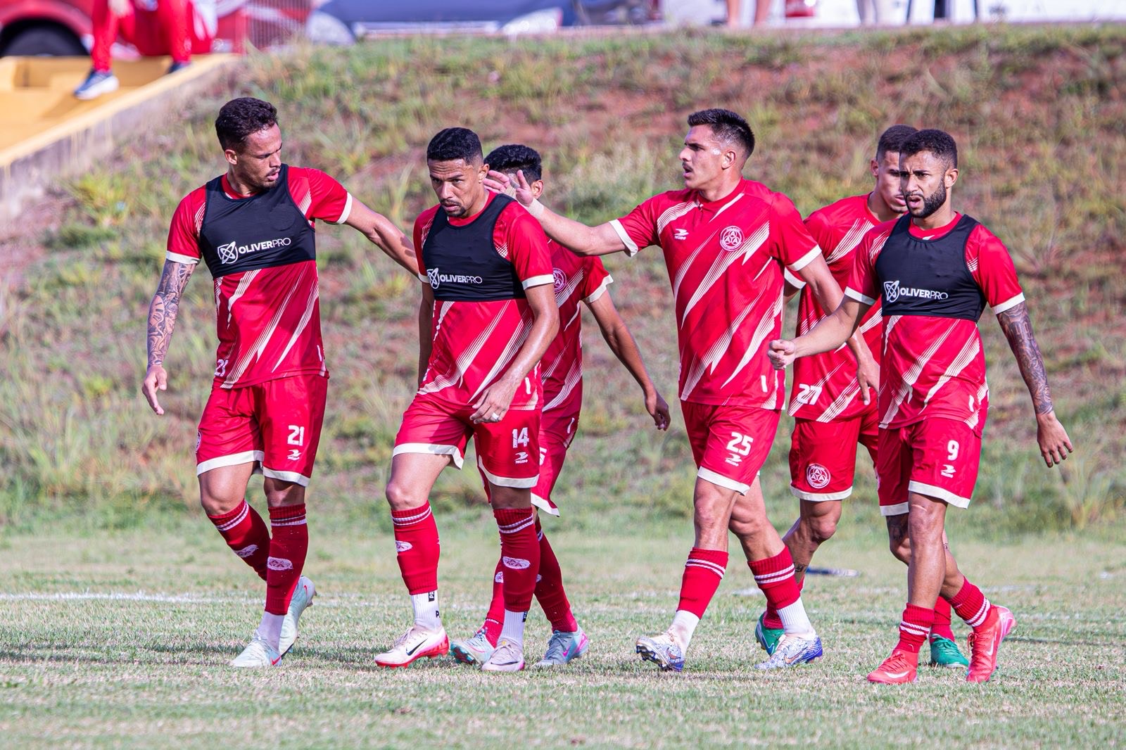 Imagem jogares com camisa vermelha em campo