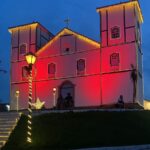 Imagem luz avermelhada em igreja