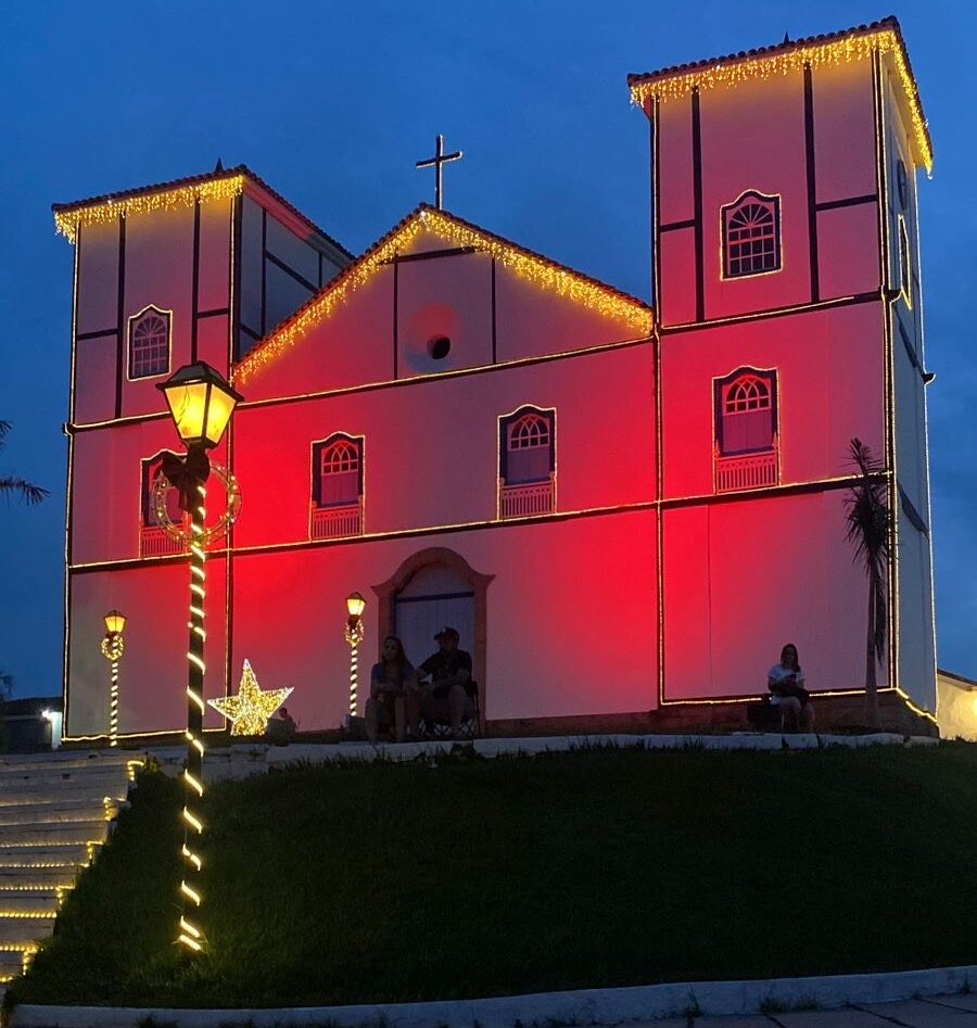 Imagem luz avermelhada em igreja