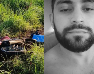 Imagem moto caiada no mato ao lado homem de barba e bigo