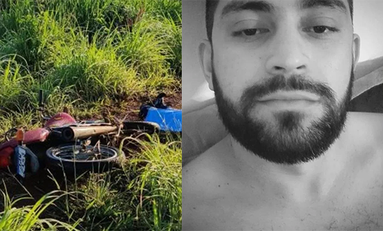 Imagem moto caiada no mato ao lado homem de barba e bigo