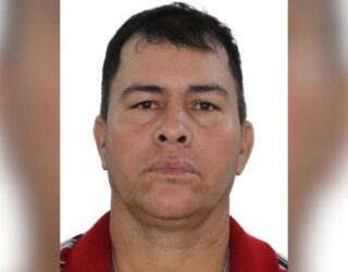 Imagem homem sério de camisa vermelha