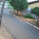 Imagem mulher caminhando próximo a calçada e carro vindo atrás