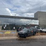 Imagem prédio espelhado em frente viatura policia