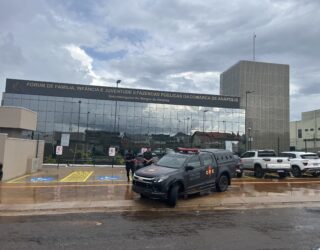 Imagem prédio espelhado viatura da policia