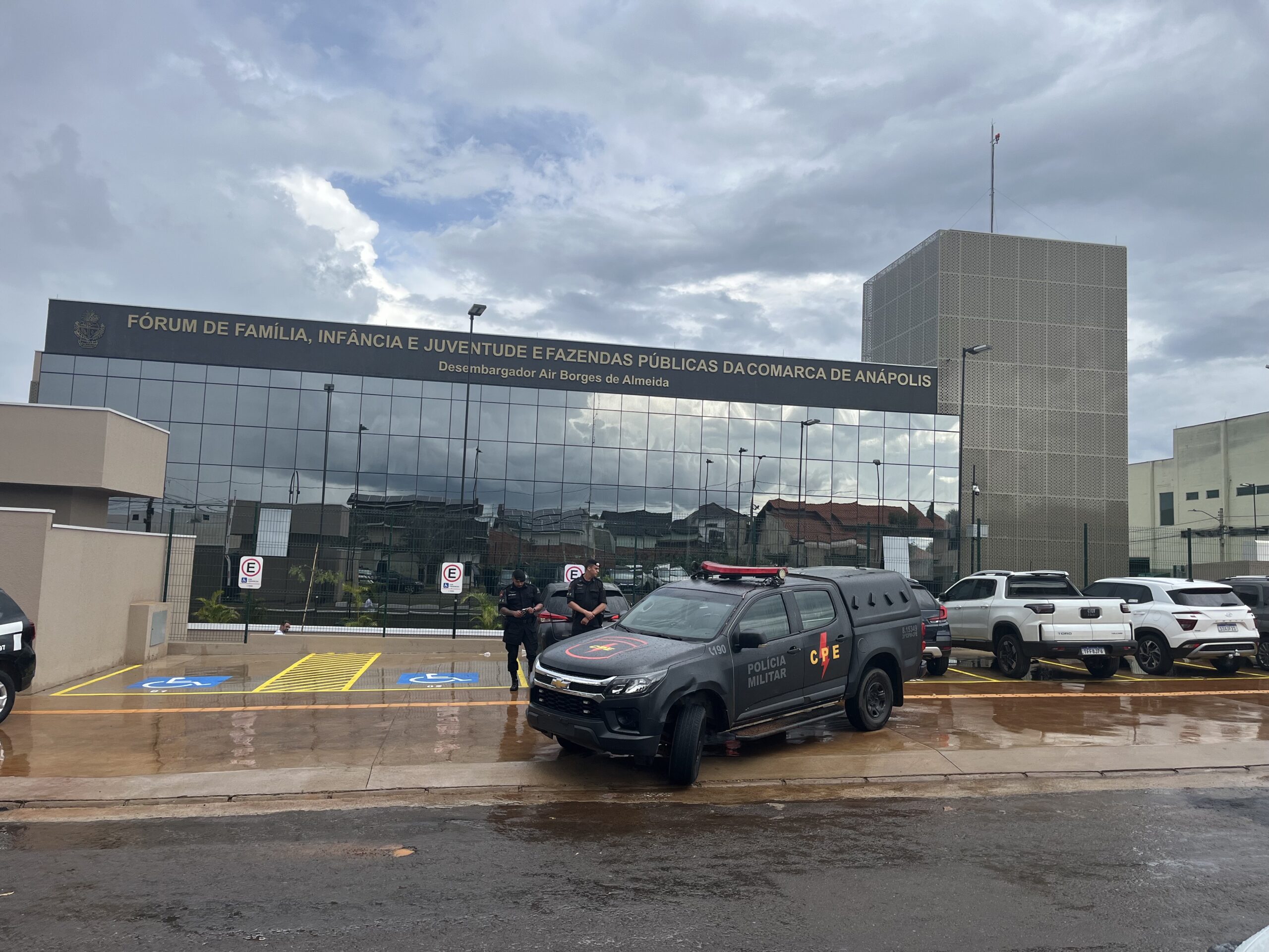 Imagem prédio espelhado em frente viatura policia