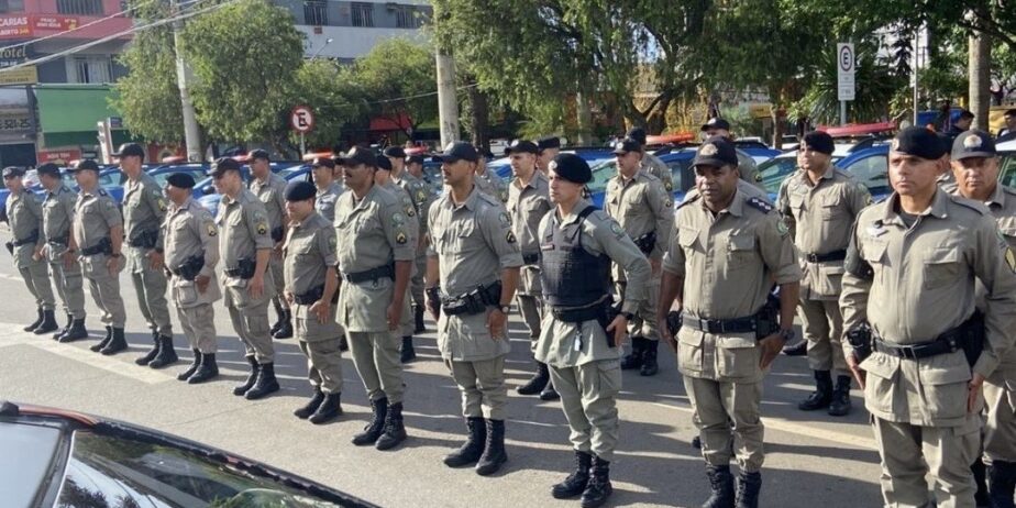 Imagem policiais militares em forma um ao lado do outro