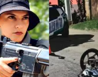 Imagem polcial segurando arma longa ao lado moto caída e viatura